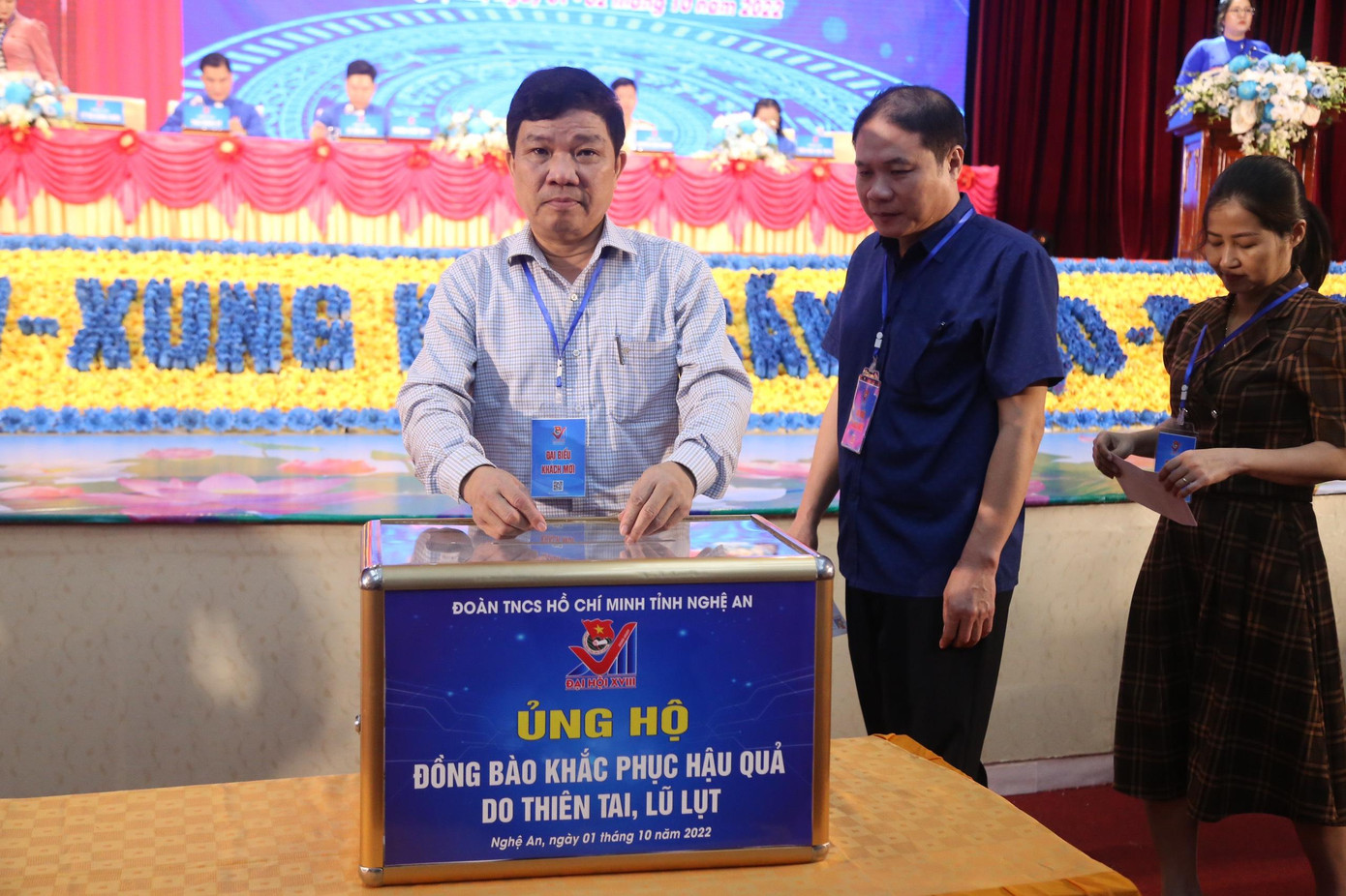Ông Hoàng Đình Tuấn - Phó Trưởng ban Dân vận Tỉnh ủy Nghệ An ủng hộ đồng bào bị ảnh hưởng bởi lũ lụt.