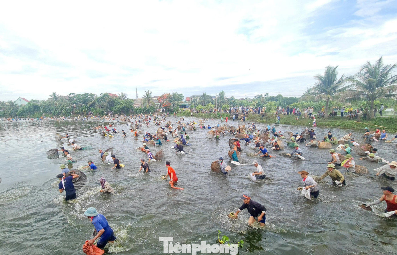 Sau một hồi trống phát lệnh, hồ Mực như vỡ òa bởi không khí sôi động khi có gần cả ngàn “nơm thủ” ào ào lội xuống, bắt đầu thể hiện kỹ năng săn cá của mình.