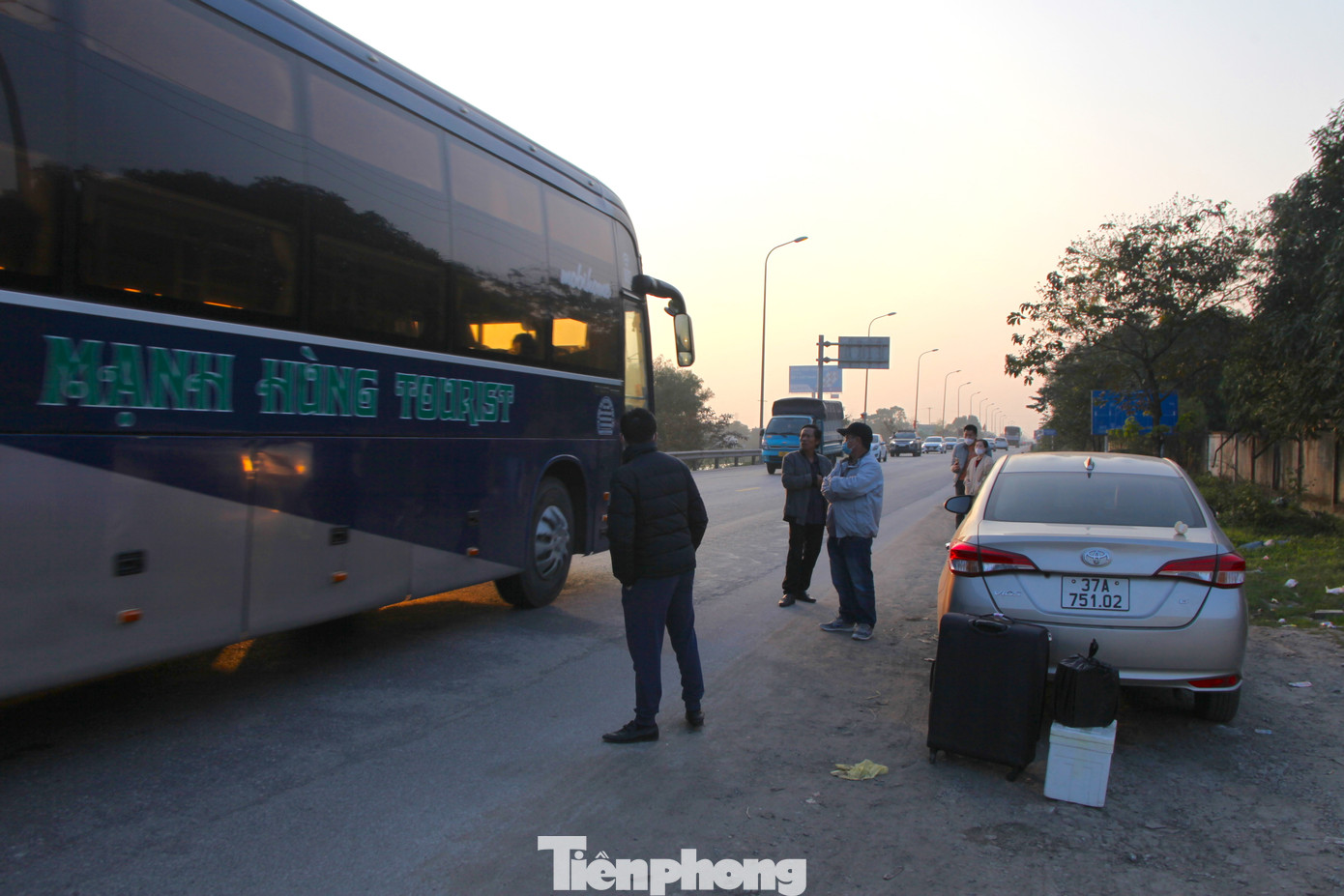 Nhiều người dân đứng chờ dọc quốc lộ 1A tuyến tránh thành phố Vinh nhiều giờ đồng hồ nhưng không thể bắt được xe. Các xe khách hầu như đã chật kín người nên không dừng lại.