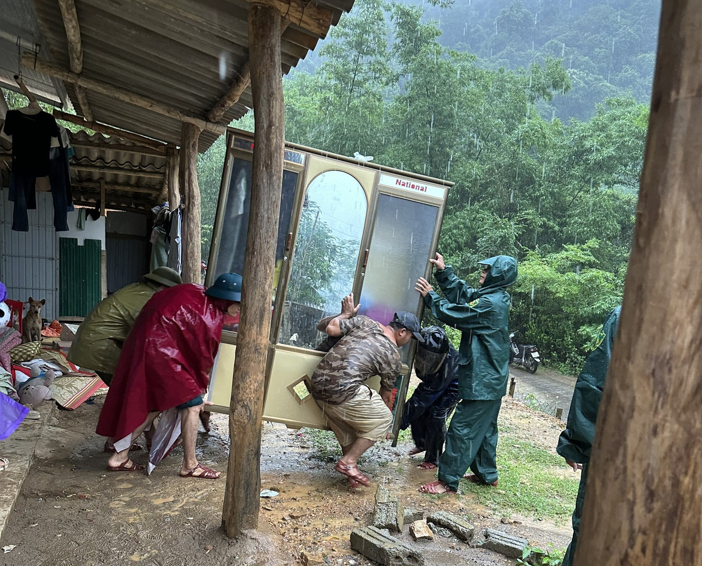 Lực lượng chức năng và người dân huyện Kỳ Sơn sơ tán người và tài sản khỏi khu vực nguy hiểm của lũ, sạt lở.