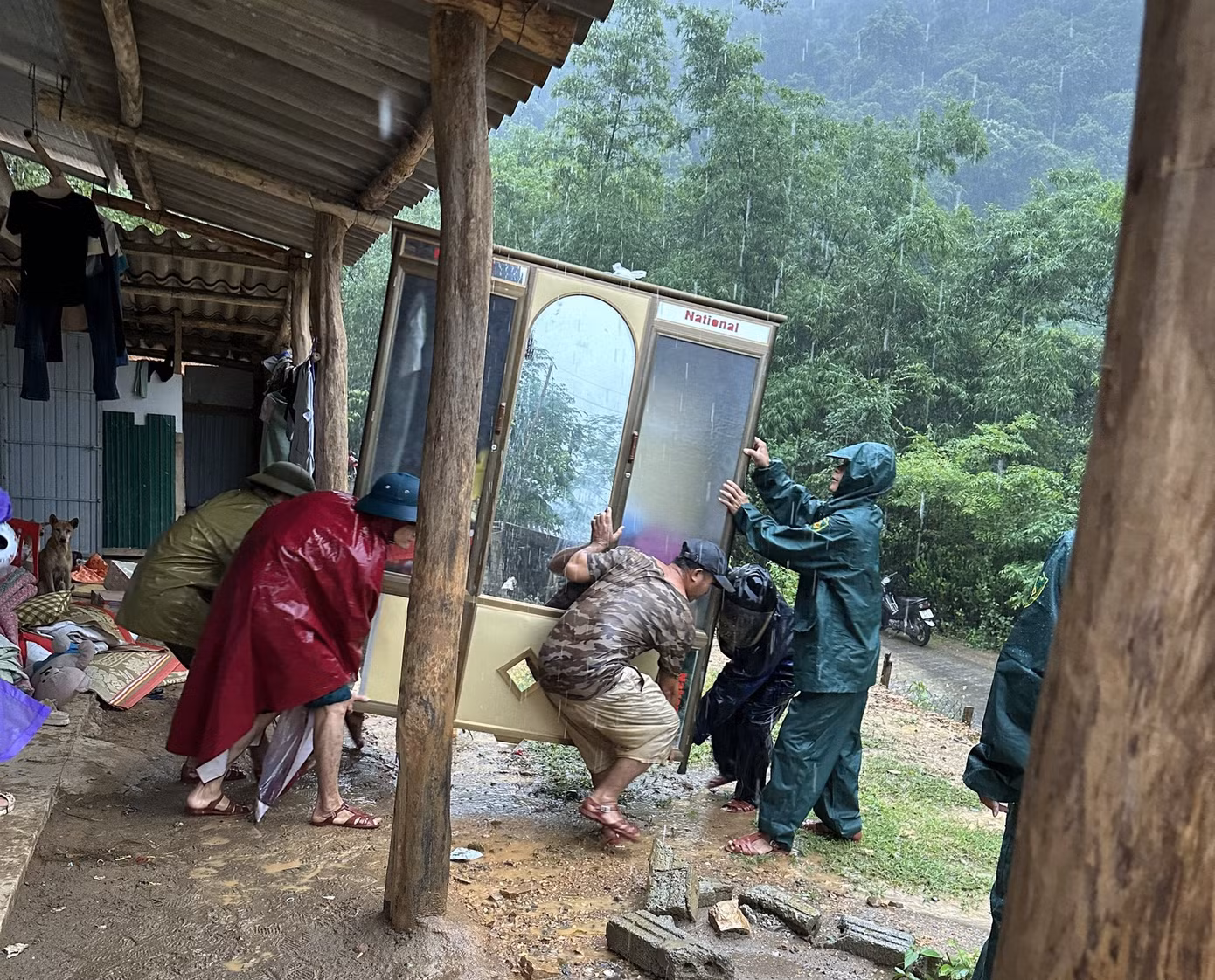 Lực lượng chức năng và người dân huyện Kỳ Sơn sơ tán người và tài sản khỏi khu vực nguy hiểm của lũ, sạt lở.