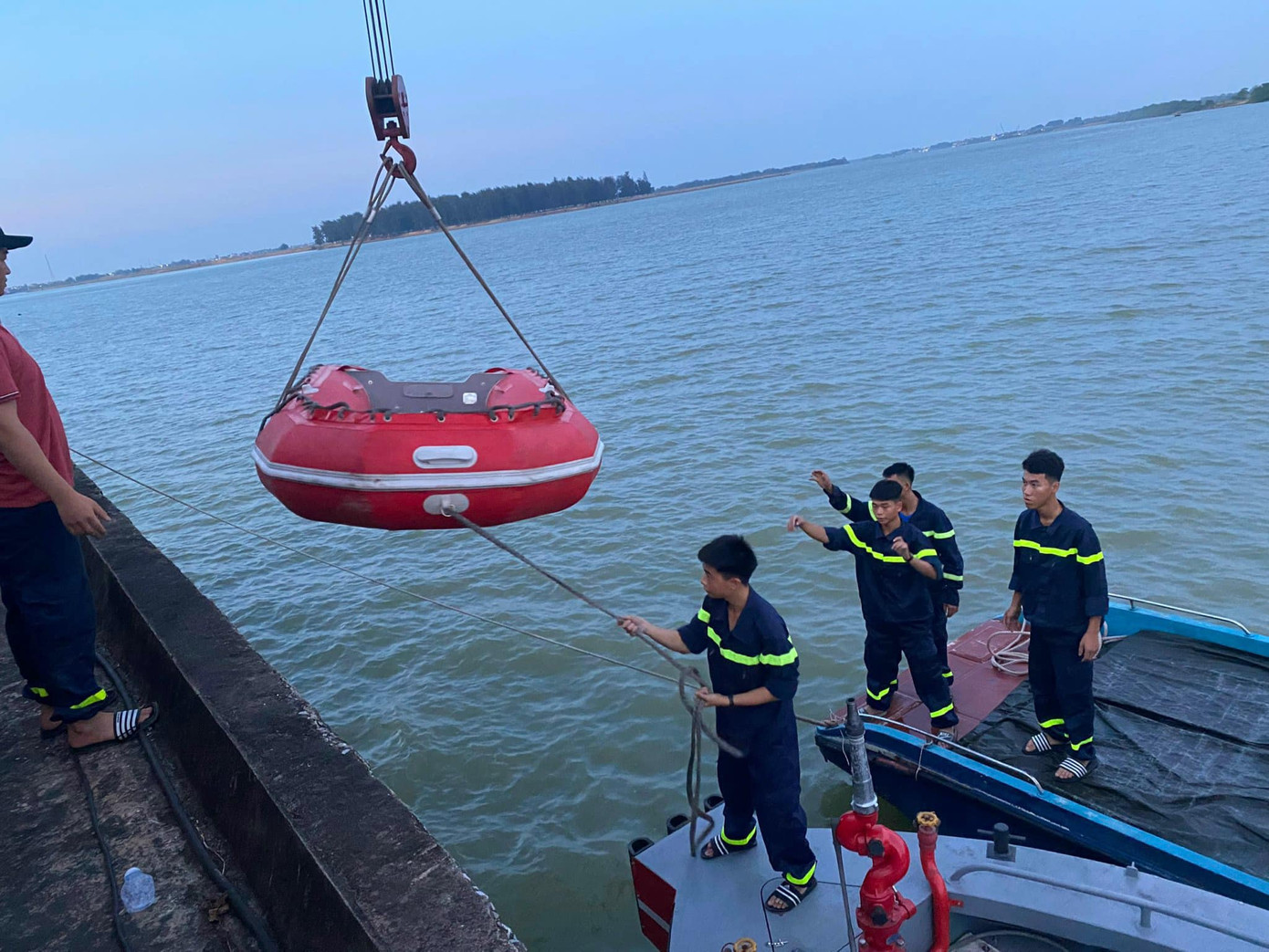 Lực lượng chức năng tìm kiếm nạn nhân. Lực lượng chức năng tìm kiếm nạn nhân.