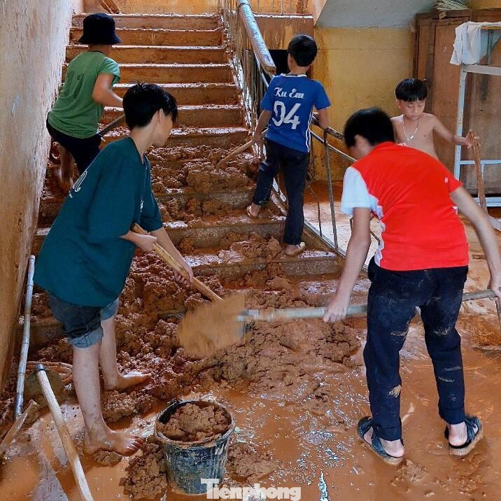 “Phòng đã chỉ đạo các trường hỗ trợ dạy tăng tiết để các giáo viên có nhà bị ảnh hưởng do lũ quét có thời gian khắc phục thiệt hại. Ngoài ra, 20 học sinh tiểu học ở điểm trường lẻ tại xã Tà Cạ được đưa về học bán trú ở điểm trường chính”, ông Thiết nói.