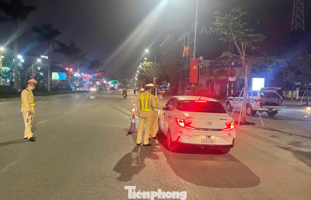 Ngoài ra, CSGT còn phát hiện 35 trường hợp vi phạm ma túy khi tham gia giao thông. Ngoài ra, CSGT còn phát hiện 35 trường hợp vi phạm ma túy khi tham gia giao thông.