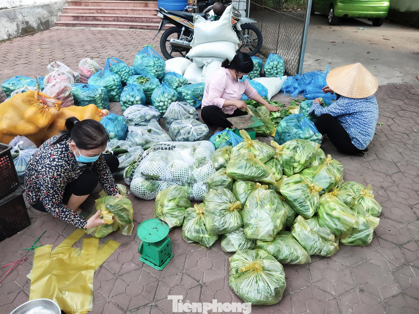 Uỷ ban MTTQ xã tổng hợp số lượng đăng ký của toàn xã, kết nối với đơn vị cung ứng hàng hoá chở hàng về tận trụ sở xã. Tổ COVID cộng đồng cấp xã sẽ phân loại hàng của từng xóm. Uỷ ban MTTQ xã tổng hợp số lượng đăng ký của toàn xã, kết nối với đơn vị cung ứng hàng hoá chở hàng về tận trụ sở xã. Tổ COVID cộng đồng cấp xã sẽ phân loại hàng của từng xóm.
