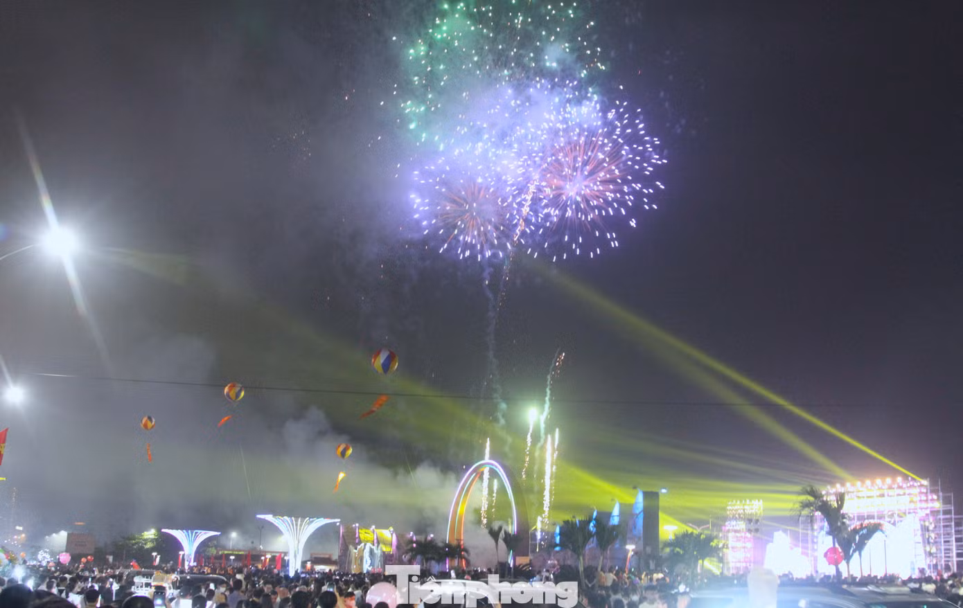 Màn bắn pháo hoa đêm khai trương du lịch biển Cửa Lò 2023 đã để lại nhiều ấn tượng trong lòng hàng vạn người dân và du khách về tham dự.