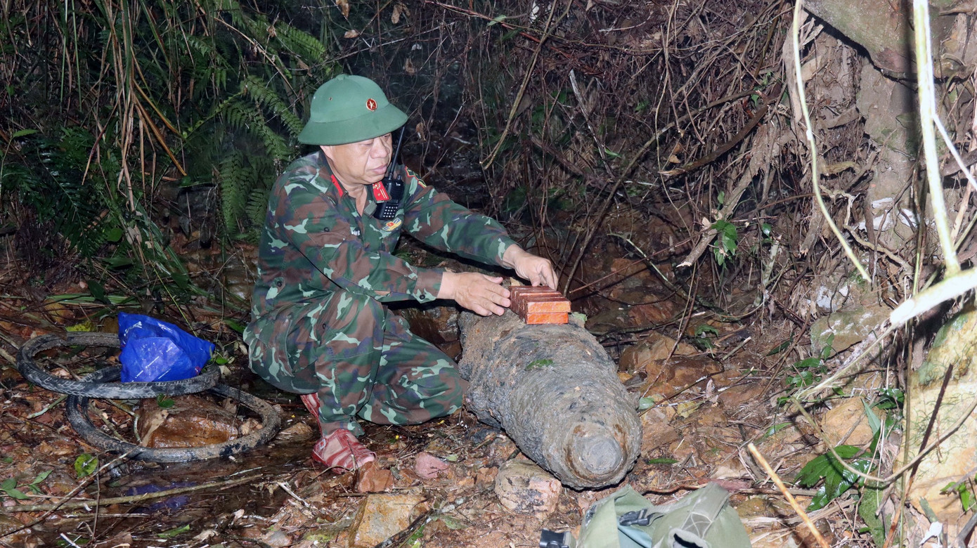 Quả bom được đưa vào núi tiêu hủy an toàn. Quả bom được đưa vào núi tiêu hủy an toàn.