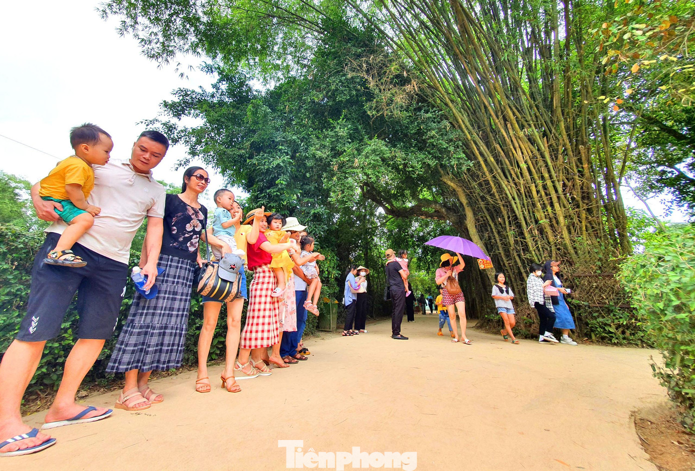 Về Kim Liên, du khách được tham quan không gian một làng Việt cổ bình yên, dân dã, đồng thời tận mắt chứng kiến ngôi nhà nhỏ cùng những kỷ vật gắn bó suốt thời niên thiếu của Bác Hồ kính yêu.