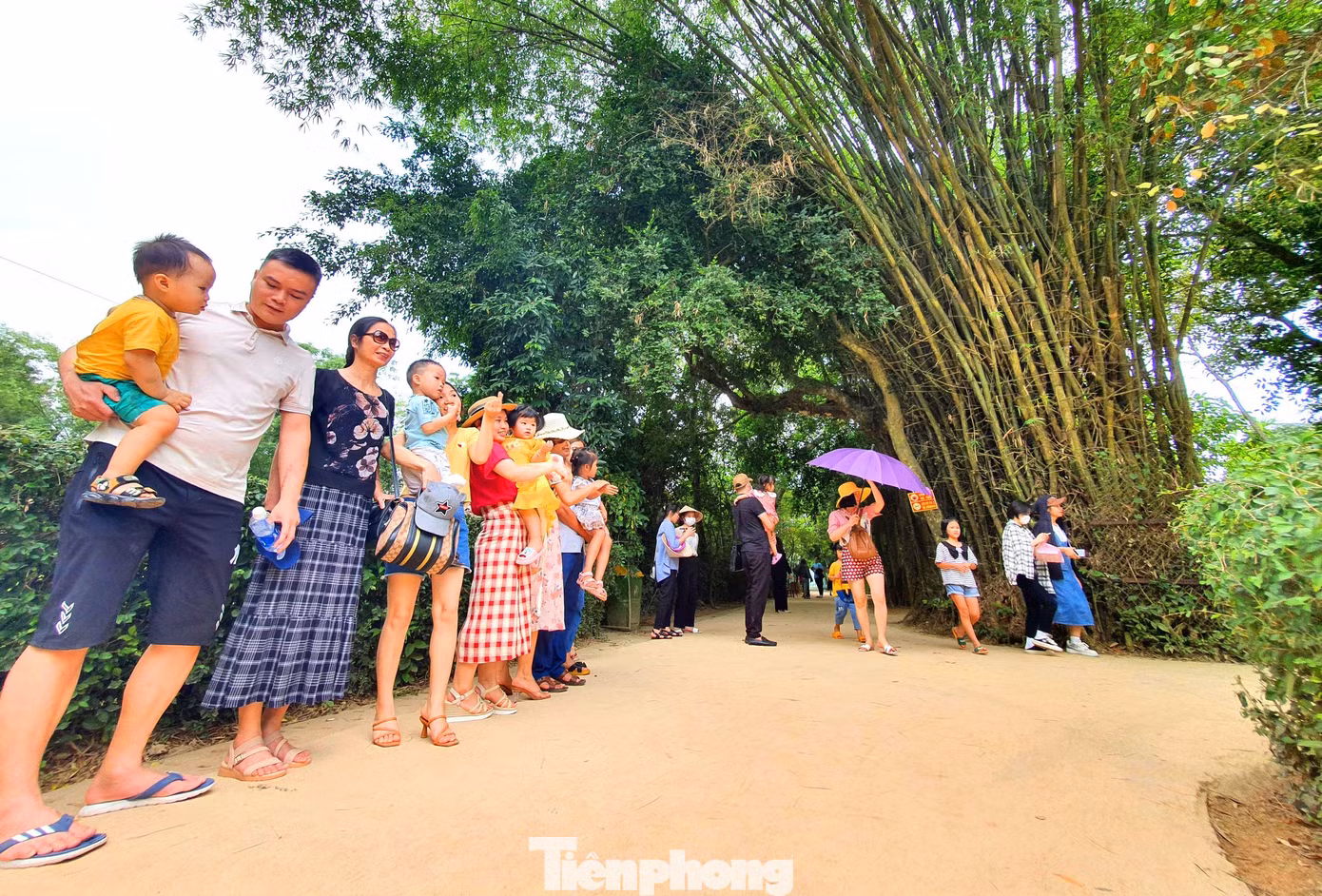 Về Kim Liên, du khách được tham quan không gian một làng Việt cổ bình yên, dân dã, đồng thời tận mắt chứng kiến ngôi nhà nhỏ cùng những kỷ vật gắn bó suốt thời niên thiếu của Bác Hồ kính yêu.