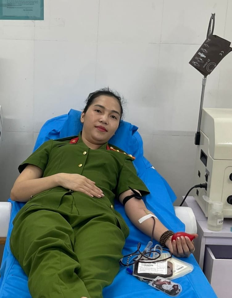 Hai nữ cán bộ công an xã hiến máu cứu thành công một bệnh nhân qua cơn nguy kịch. Hai nữ cán bộ công an xã hiến máu cứu thành công một bệnh nhân qua cơn nguy kịch.