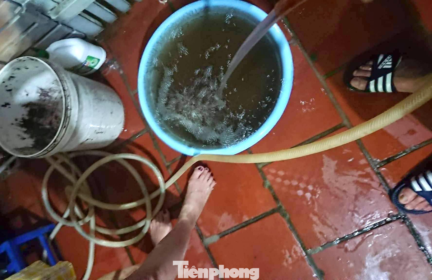 Lãnh đạo Công ty CP Cấp nước Nghệ An cho biết, nguồn nước sạch khi về tới một số hộ dân bị bẩn, không đảm bảo chất lượng như phản ánh. Tình trạng này bắt đầu xảy ra vài tháng gần đây, đặc biệt lan rộng trong trong ít ngày trở lại đây.