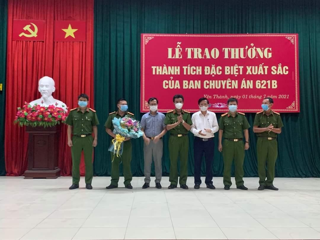 Huyện Yên Thành trao thưởng thành tích của ban chuyên án. Huyện Yên Thành trao thưởng thành tích của ban chuyên án.