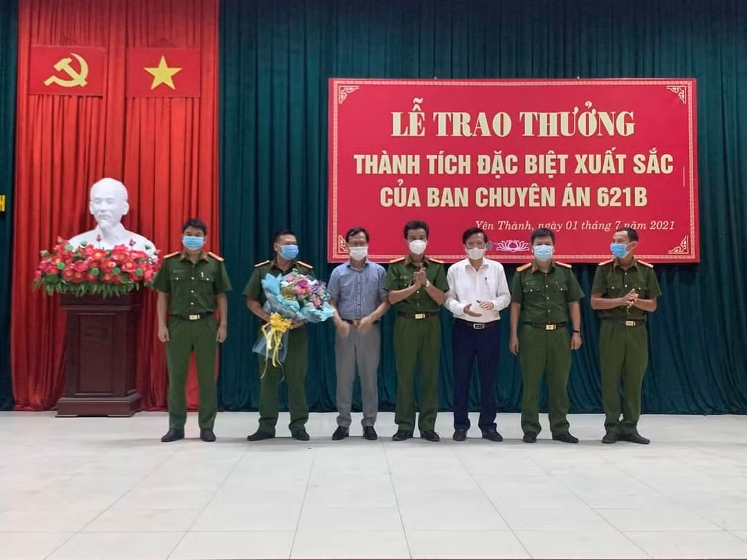 Huyện Yên Thành trao thưởng thành tích của ban chuyên án.