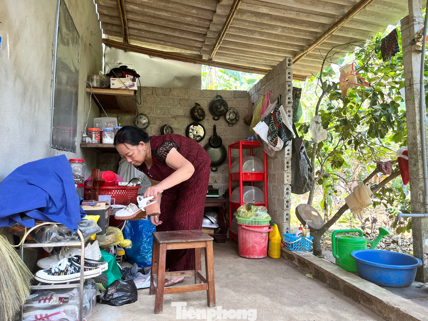 Nhà chật chội nhưng không được xây mới, bà Lê Thị Thanh (68 tuổi, trú xóm Bắc Ninh) phải dựng tạm một chòi trong vườn để cho con ở và làm khu vực bếp tạm.