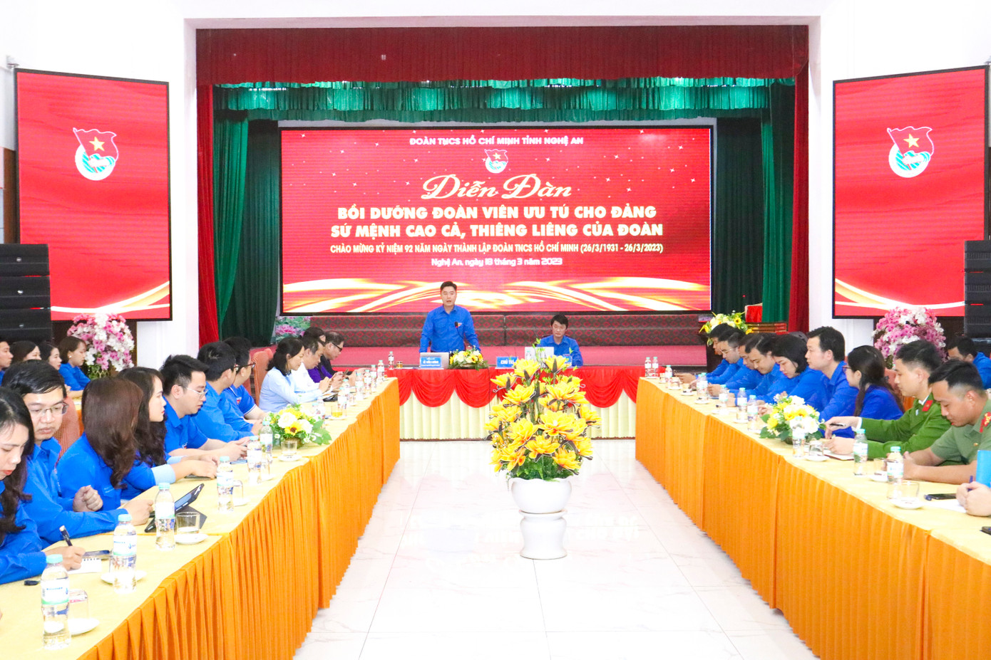 Bí thư Tỉnh Đoàn Nghệ An Lê Văn Lương; Phó Bí thư Tỉnh đoàn Nghệ An Trần Linh chủ trì Diễn đàn.