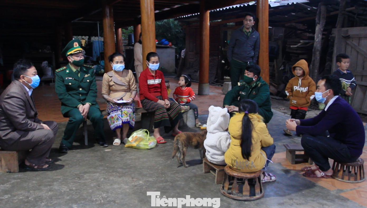 Hình ảnh người lính quân hàm xanh đã trở nên rất đỗi thân quen và gần gũi đối với đồng bào các dân tộc sinh sống dọc tuyến biên giới Nghệ An.
