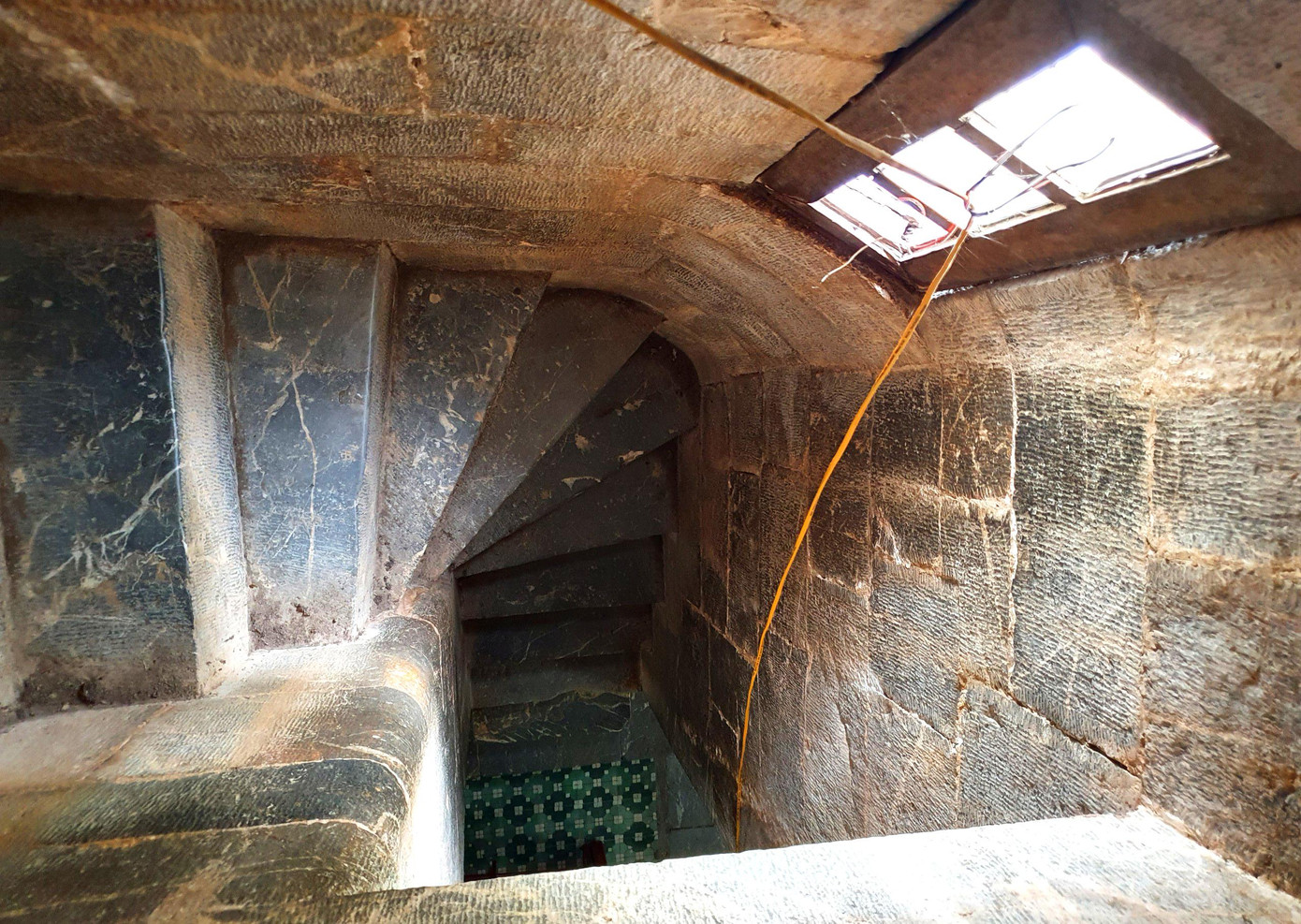 Hệ thống cầu thang lên gác lửng nhà thờ được lắp ghép bằng đá. Hệ thống cầu thang lên gác lửng nhà thờ được lắp ghép bằng đá.