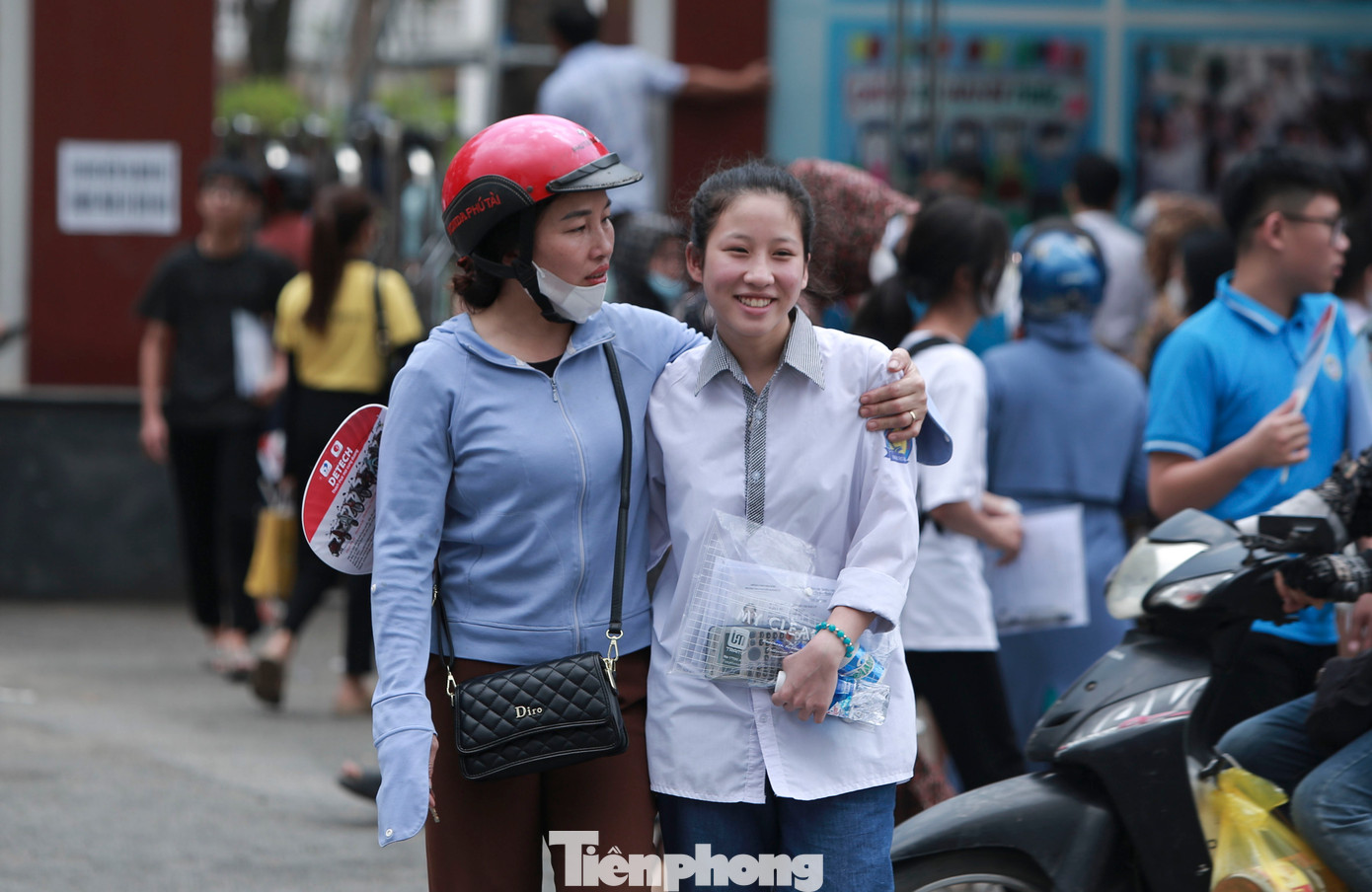 Những nụ cười trên gương mặt thí sinh, phụ huynh.