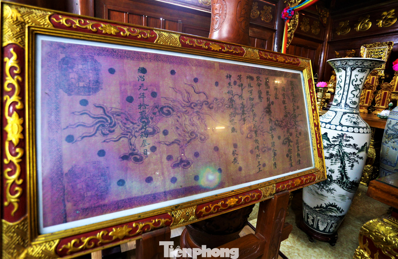 Những bản sắc phong vua ban in hình rồng được đặt trong khung gỗ sơn son thiếp vàng, mặt trước gắn kính.