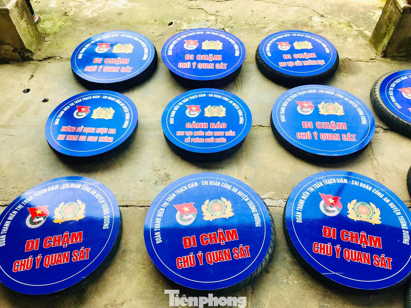 Giữa biển cảnh báo là những thông điệp ngắn gọn giúp người dân dễ đọc song vẫn chứa đựng nhiều thông điệp hữu ích.