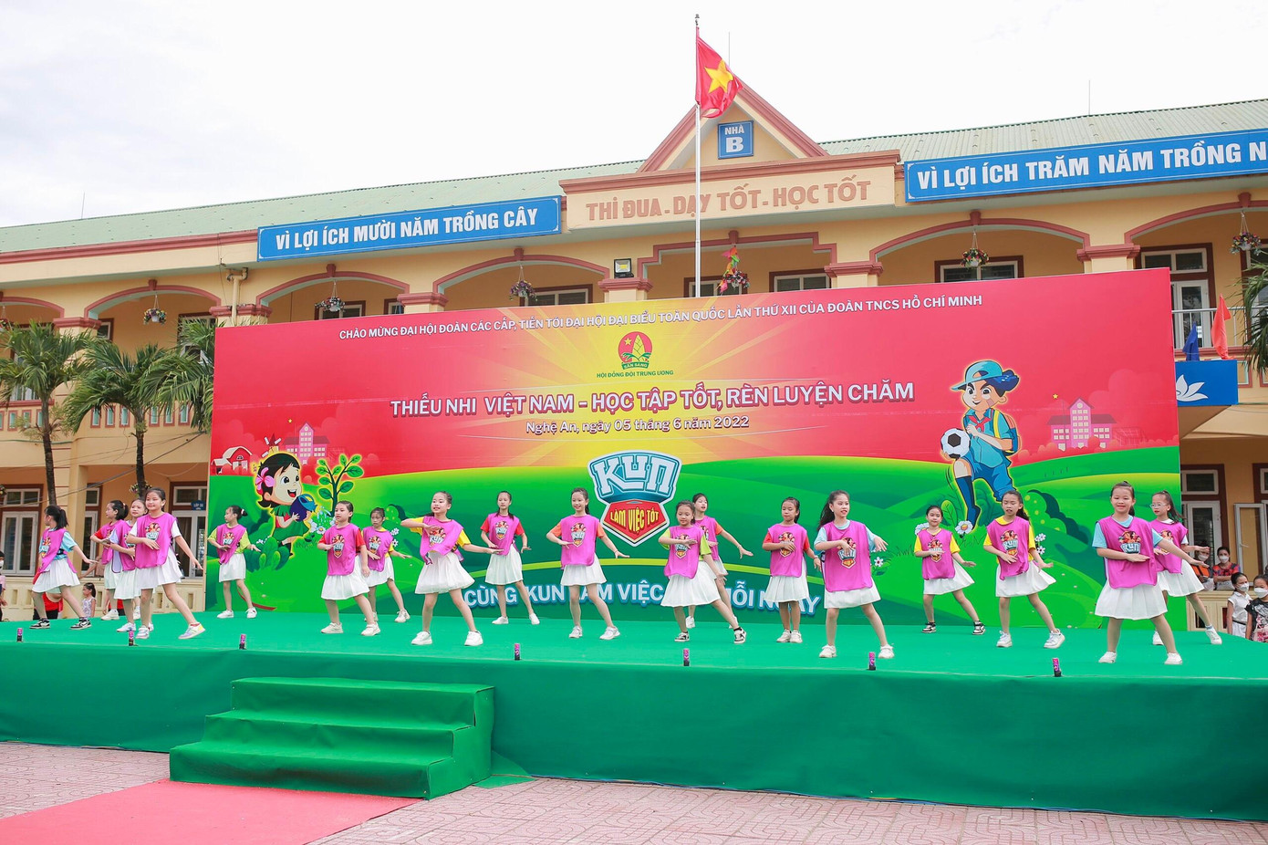 Sau lễ khai mạc, ngày hội diễn ra các tiết mục tranh tài đầy hấp dẫn của các em thiếu nhi trong vòng chung kết nhảy Flashmob “Cùng Kun khỏe mạnh mỗi ngày” cấp tỉnh.