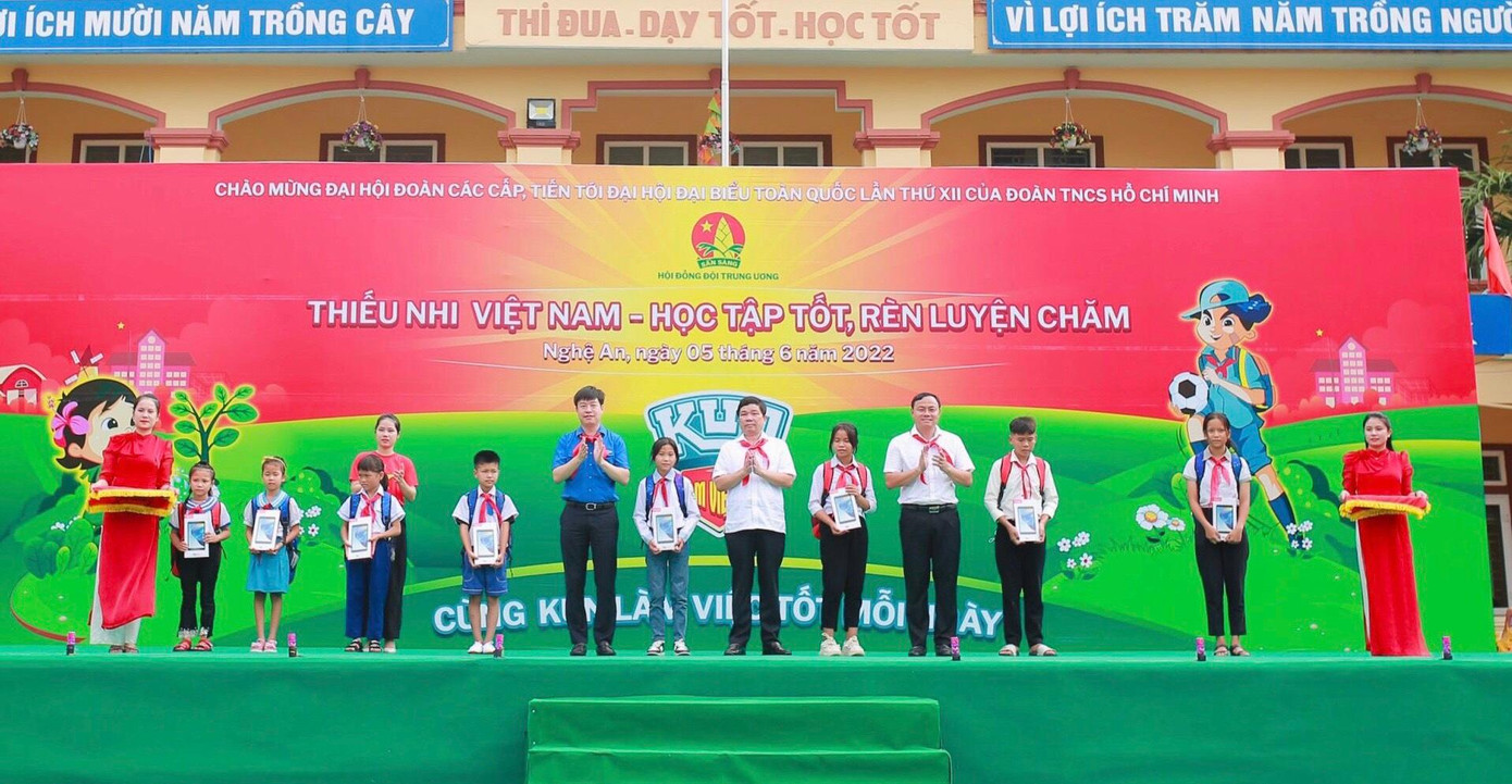 Dịp này, Hội đồng Đội Trung ương trao tặng 240 chiếc máy tính bảng cho các em thiếu nhi có hoàn cảnh khó khăn tại các địa phương; 10 thiết bị học tập trực tuyến trị giá 35 triệu đồng cho các em thiếu nhi; 2 thiết bị học trực tuyến cho 2 em thiếu nhi tại huyện Quỳ Hợp. Trong ảnh: Anh Lê Hải Long - Ủy viên BTV, Trưởng ban Công tác thiếu nhi Trung ương Đoàn, Phó Chủ tịch Thường trực Hội đồng Đội Trung ương cùng các đại biểu tặng quà cho các em học sinh.