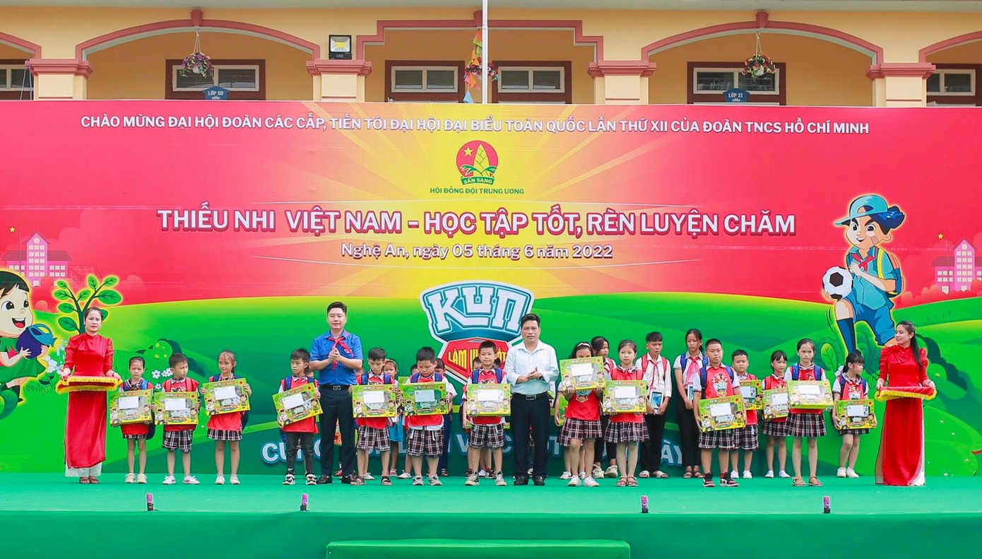 Công ty cổ phần Sữa Quốc tế IDP phối hợp với Hội đồng Đội Trung ương trao tặng 10 suất quà cho các em học sinh có hoàn cảnh khó khăn vươn lên học tốt của Trường Tiểu học Nguyễn Trãi (TP. Vinh), mỗi suất trị giá 1 triệu đồng. Hội đồng Đội tỉnh Nghệ An tặng 10 suất quà cho các em tại Trường Tiểu học Nguyễn Trãi (TP. Vinh), mỗi suất trị giá 1 triệu đồng. Trong ảnh: Anh Lê Văn Lương - Ủy viên BCH T.Ư Đoàn, Bí thư Tỉnh đoàn Nghệ An cùng nhà tài trợ tặng quà cho các em học sinh.