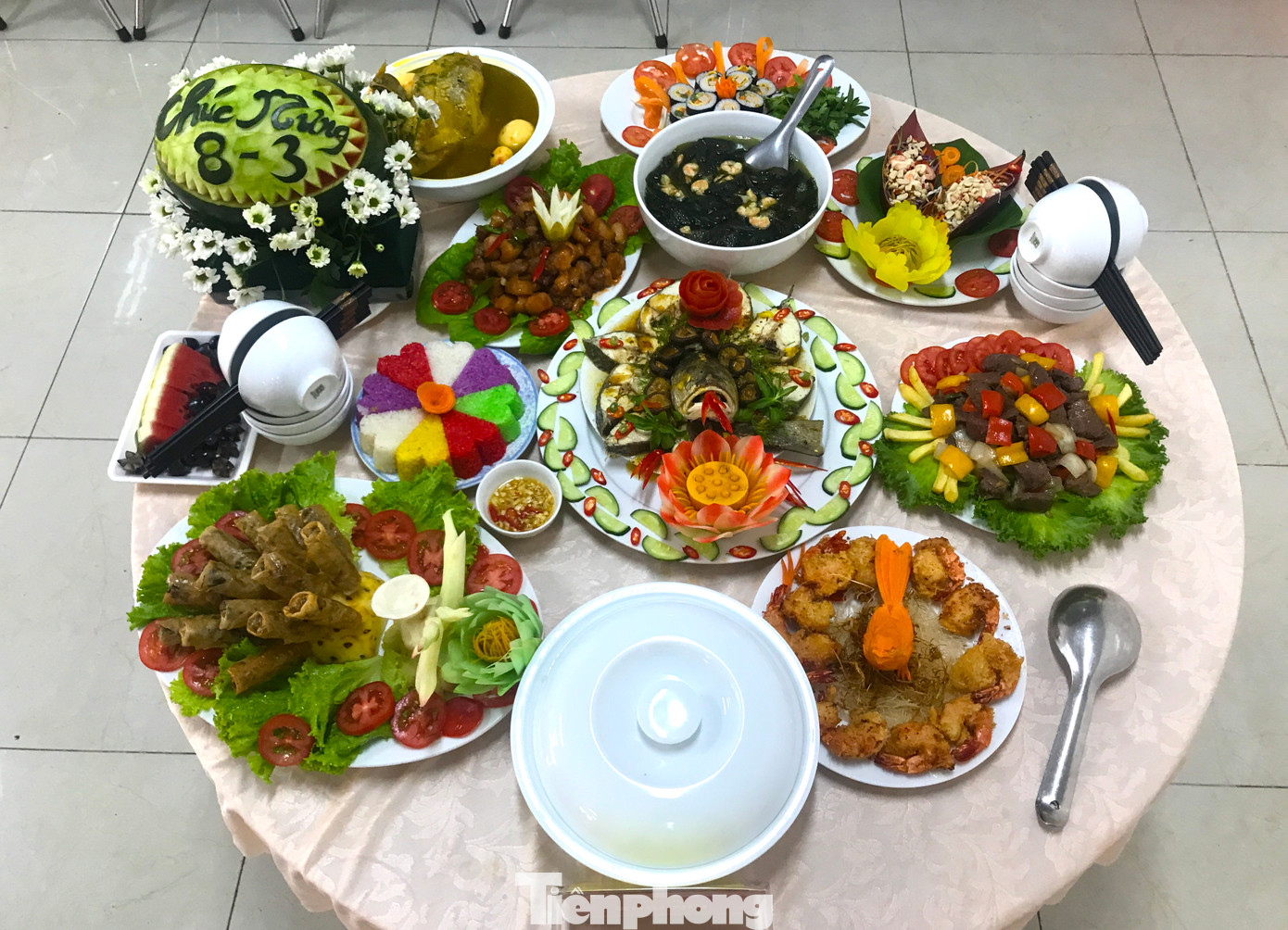 Ngoài ngon, mâm cơm còn được các đầu bếp nam trình bày đẹp mắt theo từng chủ đề để thuyết trình cho ban giám khảo chấm điểm. Ngoài ngon, mâm cơm còn được các đầu bếp nam trình bày đẹp mắt theo từng chủ đề để thuyết trình cho ban giám khảo chấm điểm.