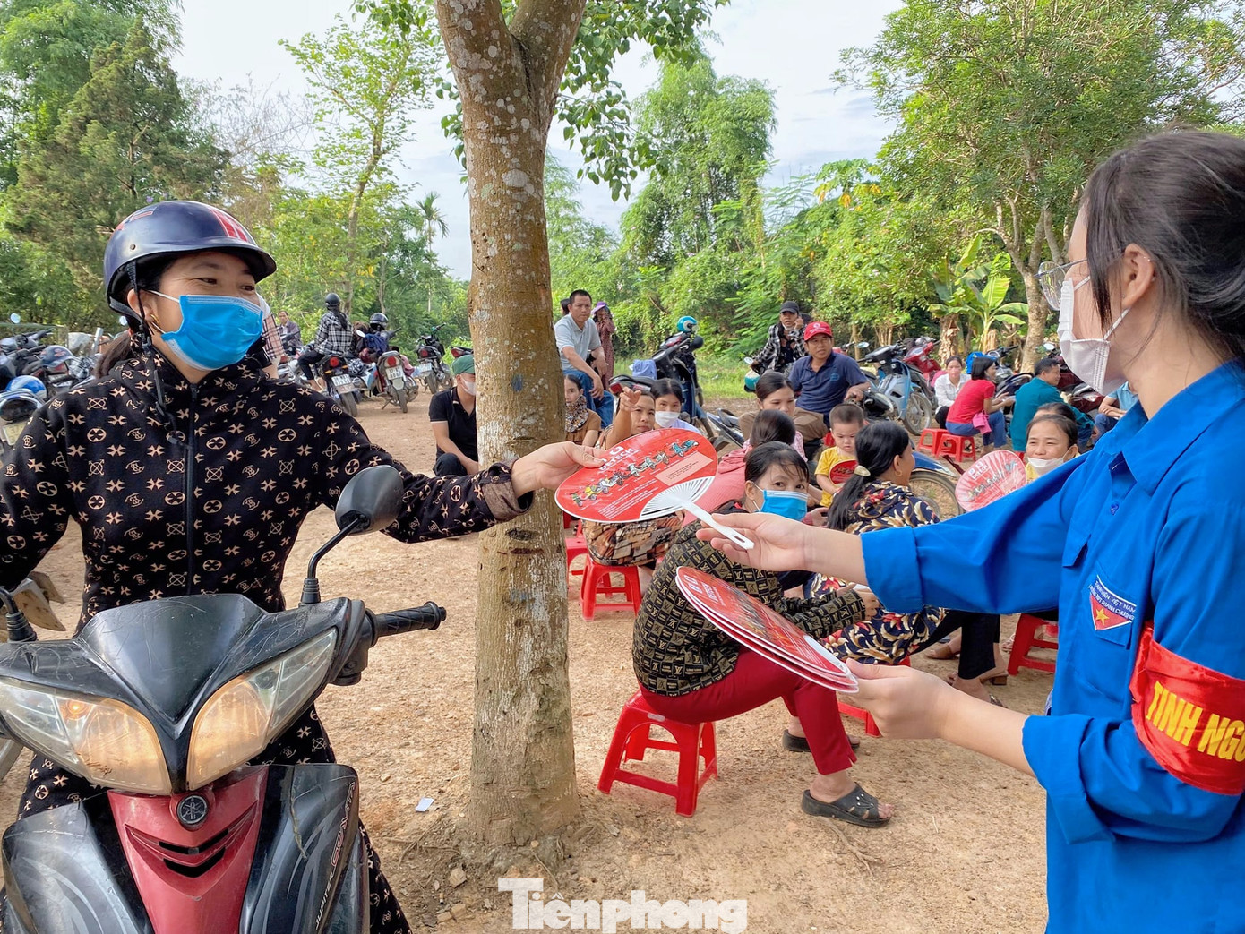 Không chỉ tặng nước, các đoàn viên thanh niên còn trao tặng quạt, tặng sách để phụ huynh phía ngoài tranh thủ đọc sách, quạt mát chờ các thí sinh làm bài.
