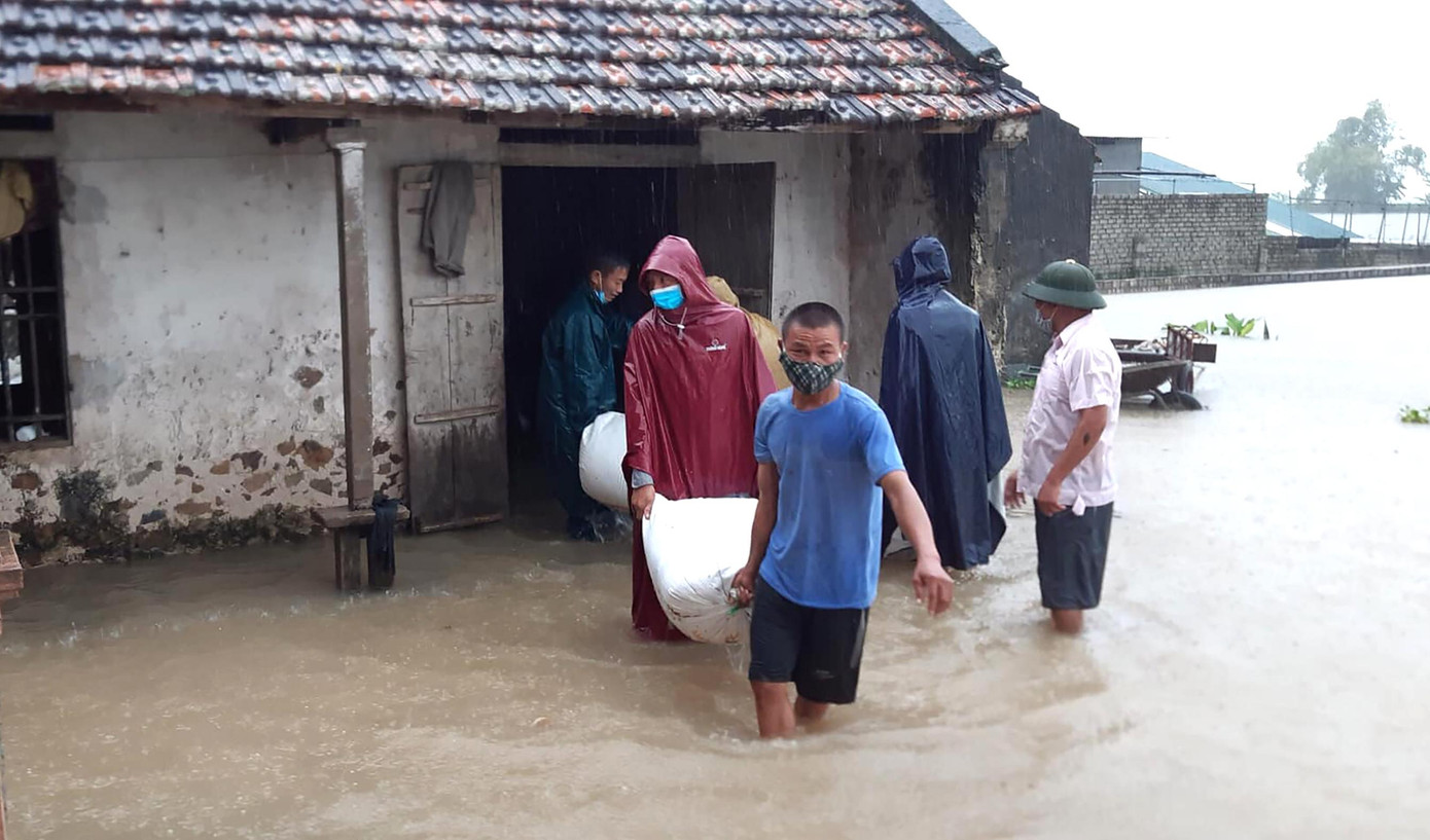 Lực lượng thanh niên tình nguyện huyện Quỳnh Lưu hỗ trợ người dân di dời, kê cao tài sản. Lực lượng thanh niên tình nguyện huyện Quỳnh Lưu hỗ trợ người dân di dời, kê cao tài sản.