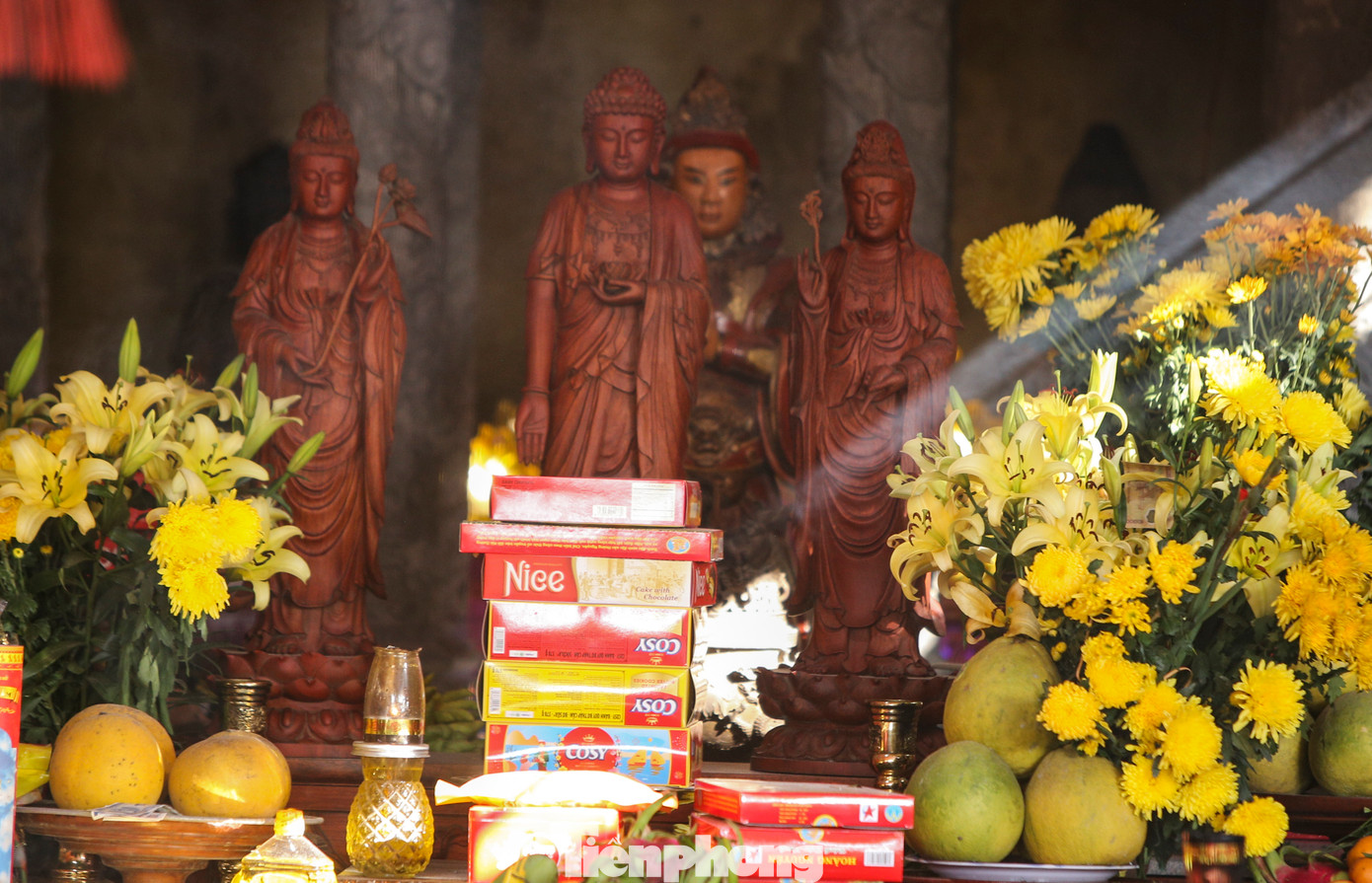 Nơi thờ tự chính của chùa là thượng điện, bên trong có nhiều tượng phật cổ và kiểu kiến trúc độc đáo.