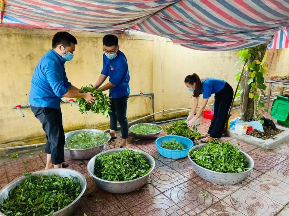 Đều đặn những ngày qua, thanh niên tình nguyện Huyện đoàn Hưng Nguyên luôn có mặt phụ trợ, sát cạnh cùng cán bộ, chiến sỹ tạo nên những bữa ăn ngon, bổ dưỡng cho tuyến đầu chống dịch và bệnh nhân. Đều đặn những ngày qua, thanh niên tình nguyện Huyện đoàn Hưng Nguyên luôn có mặt phụ trợ, sát cạnh cùng cán bộ, chiến sỹ tạo nên những bữa ăn ngon, bổ dưỡng cho tuyến đầu chống dịch và bệnh nhân.