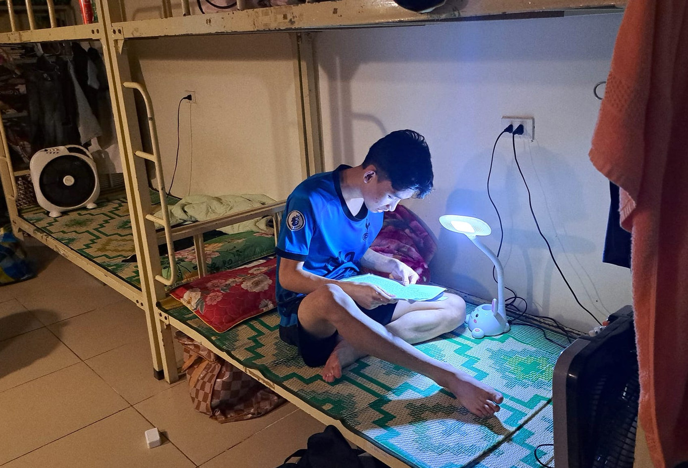 Hàng ngày các em học sinh học ở lớp, đêm đến các em học sinh lại tự mình học bài mà không cần ai nhắc nhở.