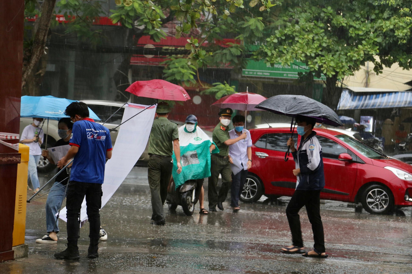 Vội vã đội mưa cùng thí sính kịp giờ vào phòng thi, để các thí sinh tự tin "vượt vũ môn" thành công, đoàn viên Đoàn công an tỉnh luôn sát cạnh hỗ trợ các em. "Dù nắng, dù mưa, chúng tôi cũng sẽ ở bên, đồng hành cùng các em", Bí thư Đoàn Công an tỉnh Nghệ An Nguyễn Đình Khánh chia sẻ.