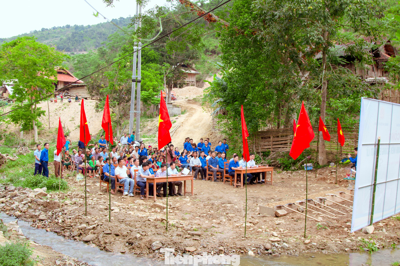 Toàn cảnh Lễ Khởi công &quot;Công trình thanh niên - Cùng em vượt lũ&quot;. Bí thư Tỉnh đoàn Nghệ An Lê Văn Lương phát biểu khai mạc Lễ khởi công &quot;Công trình thanh niên - Cùng em vượt lũ&quot;.