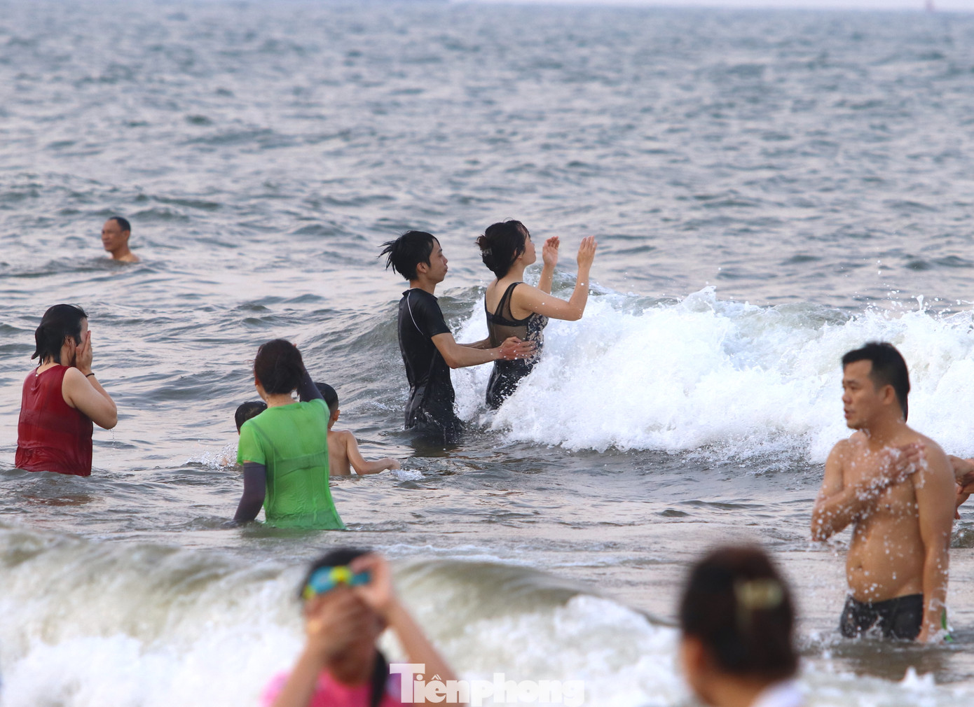 Những đôi bạn trẻ thích thú khi được nhảy trên con sóng trắng xóa, mát lạnh.