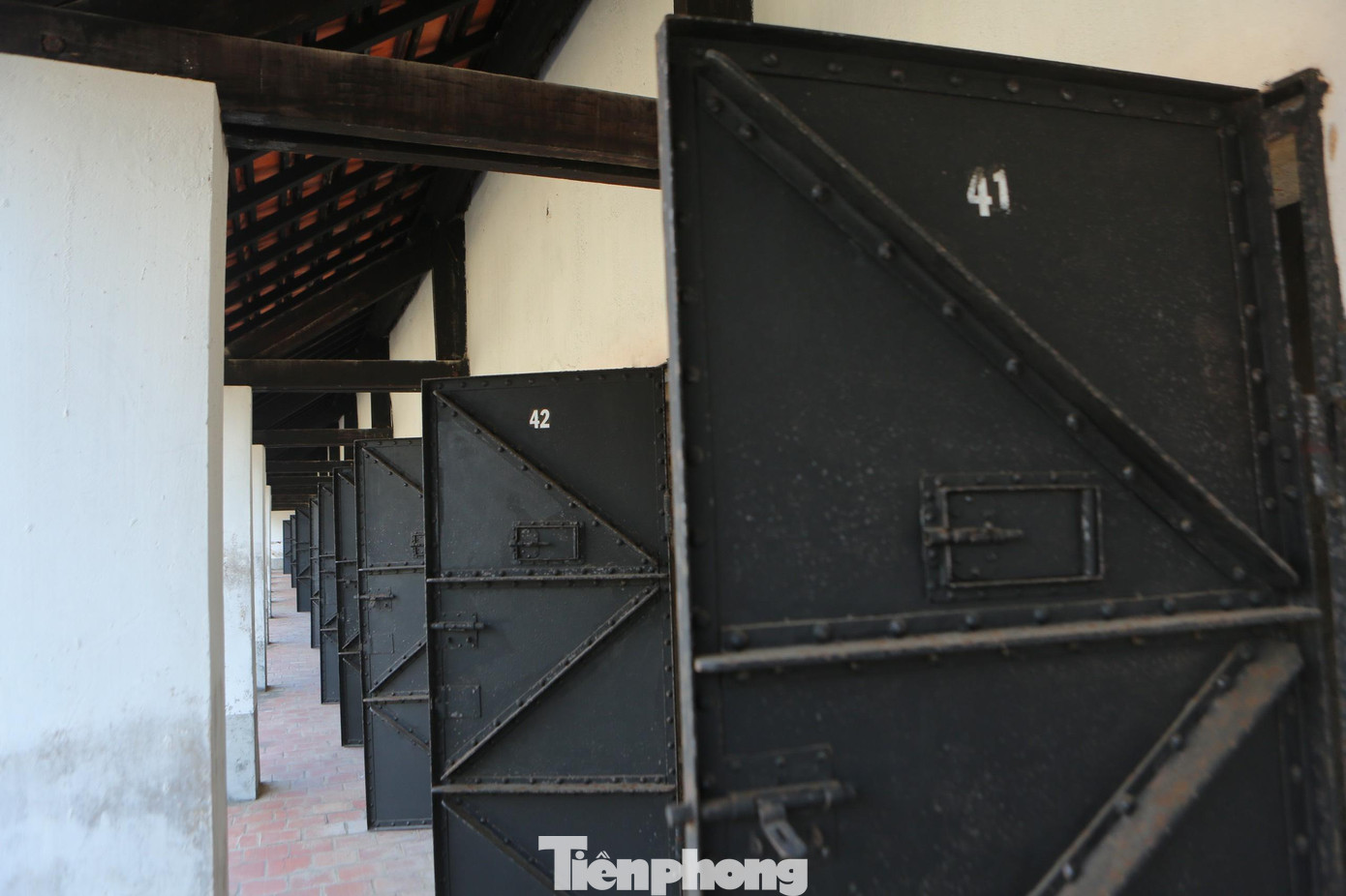 “Địa ngục trần gian” thời cao điểm hầu như không có ngày nào trên mảnh đất Côn Đảo không có những người tù ngã xuống. Từ điều kiện ăn ở thiếu thốn, từ những hình thức tra tấn đàn áp dã man của quản ngục rồi những hành động giam cầm hành hạ ở khu &quot;chuồng cọp&quot;, khu &quot;chuồng bò&quot; đến hầm xay lúa...