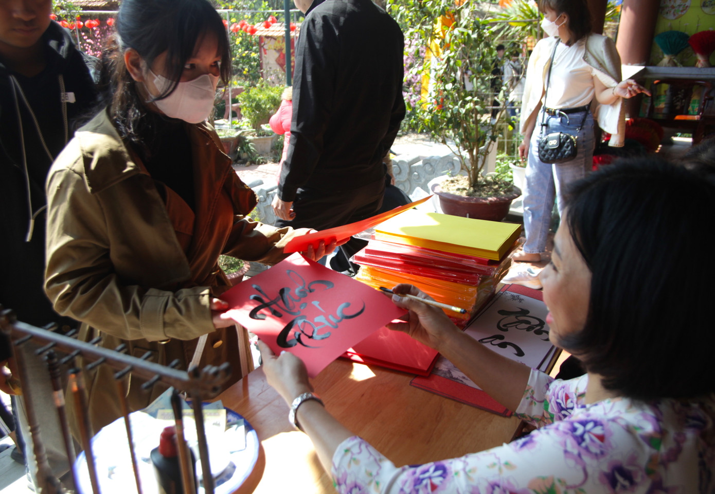 Sáng 26/1, chỉ mới hơn 2 giờ đồng hồ nhưng cô đồ Bùi Nguyệt đã viết chữ cho hơn 300 du khách về cầu khấn tại chùa. "Du khách đến xin chữ chủ yếu là những bạn trẻ, học sinh, các em đều xin các chữ như bình an, hạnh phúc, may mắn, thành công để cầu cho một năm mới luôn may mắn, an yên", cô Bùi Nguyệt chia sẻ.