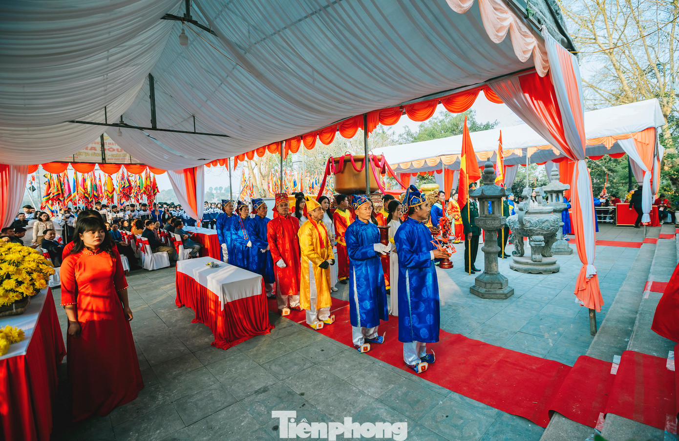 Theo nghi lễ, Ban tổ chức lễ hội tiến hành lễ tế dâng hương tại điện thờ, tưởng nhớ công ơn dựng nước của các Vua Hùng và công ơn giữ nước của các bậc tiền nhân, cầu mong mưa thuận gió hòa, mùa màng bội thu. (Ảnh: Rạng Đông).