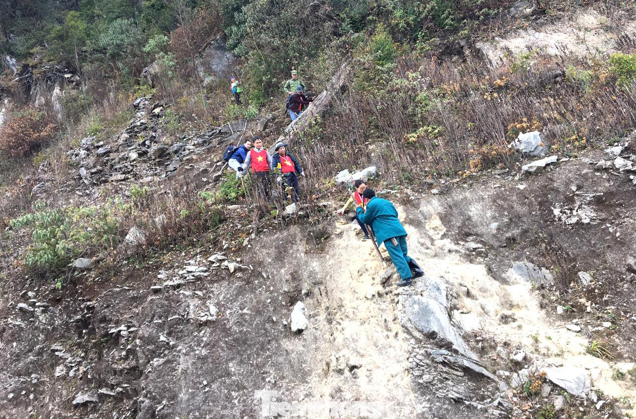 Pu Xai Lai Leng là ngọn núi thuộc dãy Trường Sơn Bắc, có đỉnh cao vượt trội 2.720m so với mực nước biển, nằm trên đường biên giới Việt Nam và nước bạn Lào. Để đến với Phu Xai Lai Leng, đây không đơn thuần là leo lên một ngọn núi cao mà là một cuộc thám hiểm thực sự. Đường lên đỉnh còn rất mới và đúng chất một cuộc thám hiểm, thử thách lòng người.
