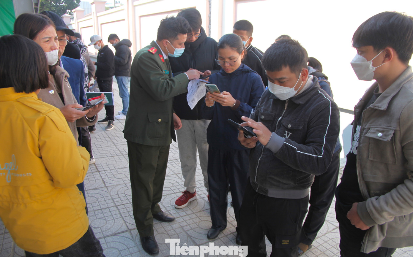 "Cán bộ chiến sỹ sẽ hỗ trợ người dân tạo các tài khoản, hoàn thiện các bước đăng ký cấp hộ chiếu chứ không cần phải viết giấy hay nạp bất cứ giấy tờ gì nữa. Sau 8 ngày làm việc, hộ chiếu từ cục sẽ được gửi thẳng về địa chỉ người dân đăng ký nhận. Rất thuận tiện cho người dân", Thiếu tá Ngô Xuân Mạnh - Phó Đội trưởng thuộc Phòng Quản lý Xuất nhập Cảnh Công an tỉnh Nghệ An chia sẻ.