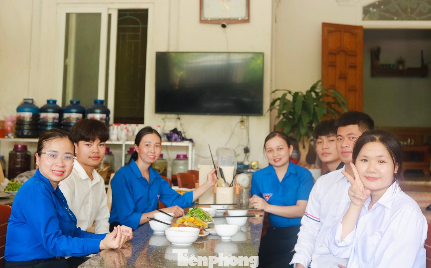 Những suất cơm ấm lòng được chia sẻ đến các thí sinh tham dự kỳ thi tại điểm trường THPT Anh Sơn 2.