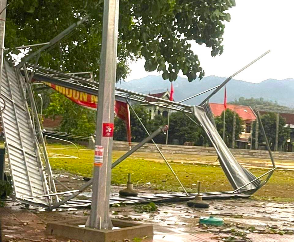Nhiều mái tôn nhà dân, cửa hàng, trường học bị gió thổi bay xa cả chục mét.