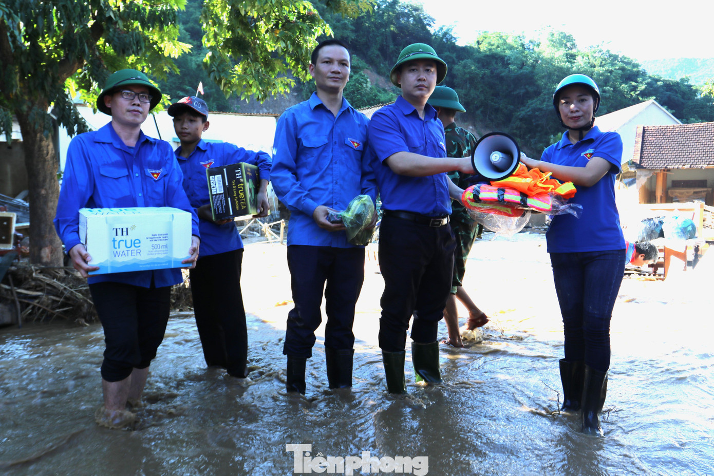 Tại bản Hòa Sơn, (xã Tà Cạ, huyện Kỳ Sơn), nơi chịu thiệt hại nặng nề nhất trong trận lũ quét kinh hoàng, anh Lê Văn Lương đã trao quà động viên, chia sẻ với đoàn viên, thanh niên tình nguyện.