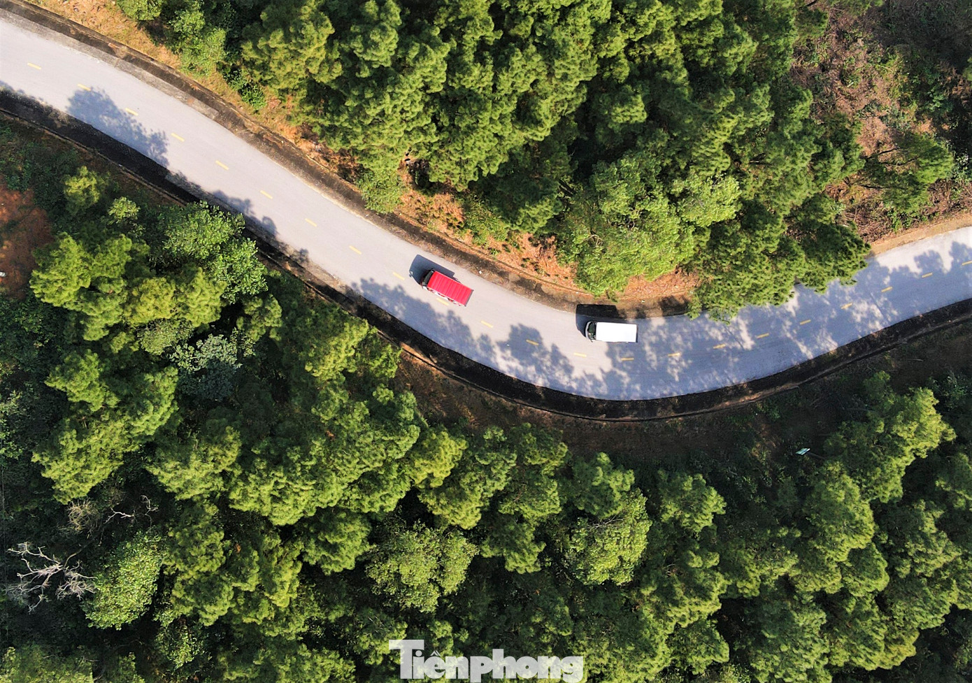 Du khách khi đến vãn cảnh chùa có thể di chuyển từ khu vực bán vé lên chùa bằng xe điện với giá 35.000 đồng khứ hồi. Sau 10 phút di chuyển sẽ đến khu vực cáp treo hoặc leo bộ lên chùa.