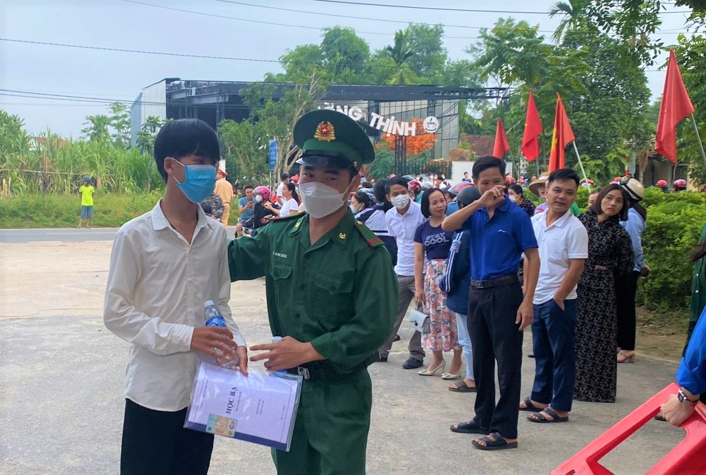 Những cái vỗ vai động viên của chiến sĩ quân hàm xanh dành cho các sĩ tử khi bước vào kỳ thi.