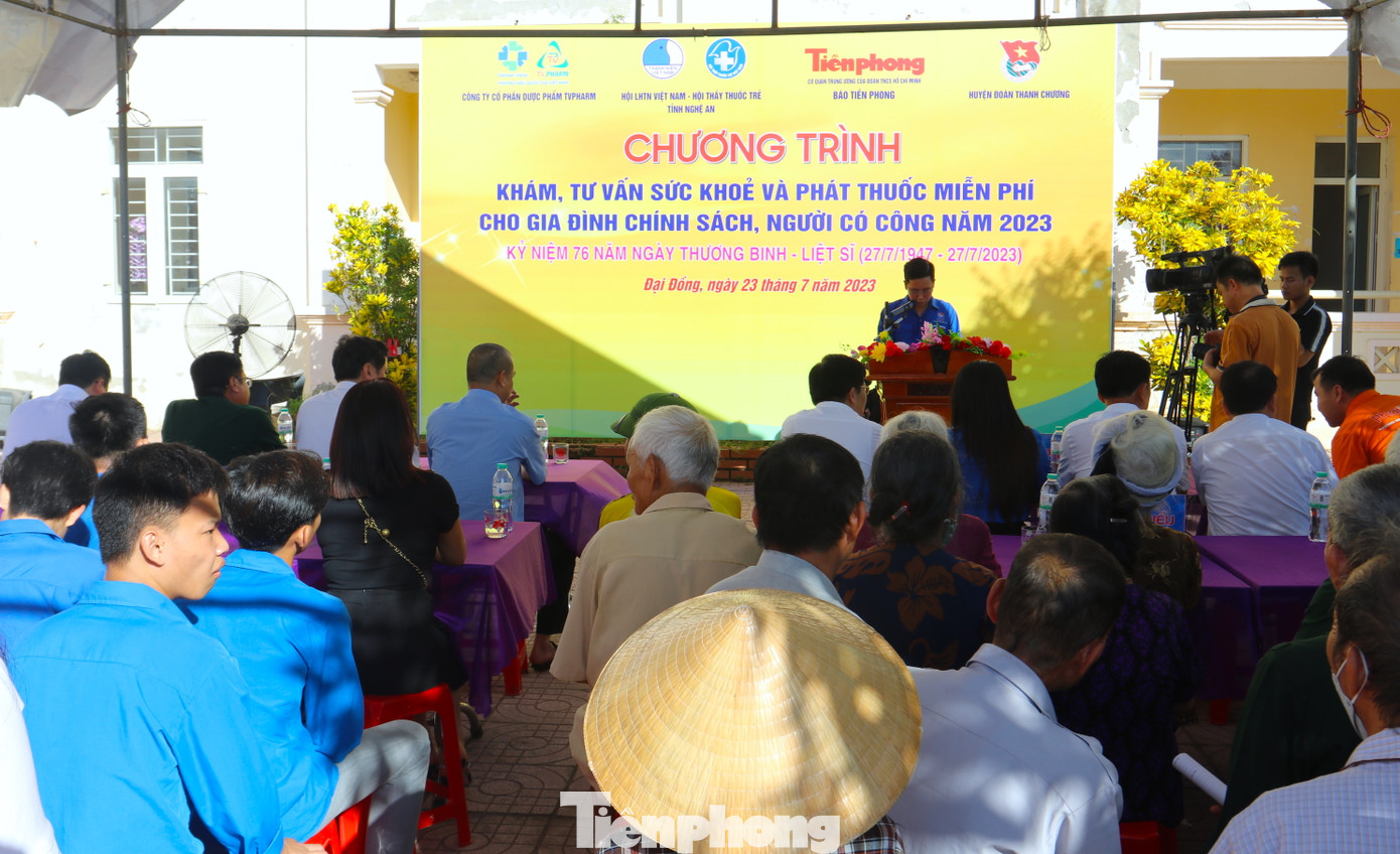 Ngày 23/7, Hội Liên hiệp Thanh niên tỉnh Nghệ An (LHTN), Hội Thầy thuốc trẻ tỉnh Nghệ An phối hợp với báo Tiền Phong, Huyện Đoàn Thanh Chương (Nghệ An) tổ chức chương trình khám, tư vấn, cấp phát thuốc miễn phí cho các đối tượng chính sách, người có công, người già, người khuyết tật trên địa bàn xã Đại Đồng, huyện Thanh Chương.