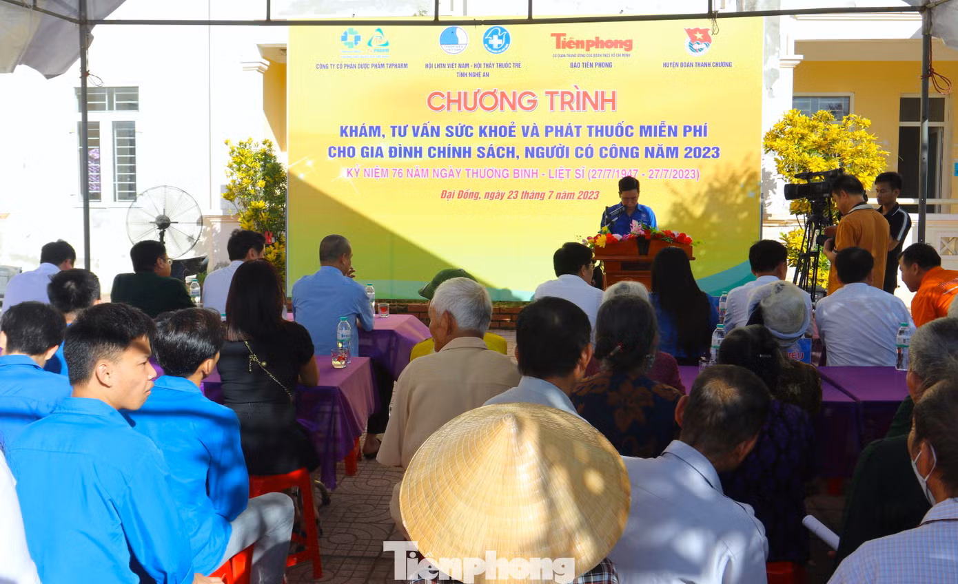 Ngày 23/7, Hội Liên hiệp Thanh niên tỉnh Nghệ An (LHTN), Hội Thầy thuốc trẻ tỉnh Nghệ An phối hợp với báo Tiền Phong, Huyện Đoàn Thanh Chương (Nghệ An) tổ chức chương trình khám, tư vấn, cấp phát thuốc miễn phí cho các đối tượng chính sách, người có công, người già, người khuyết tật trên địa bàn xã Đại Đồng, huyện Thanh Chương.