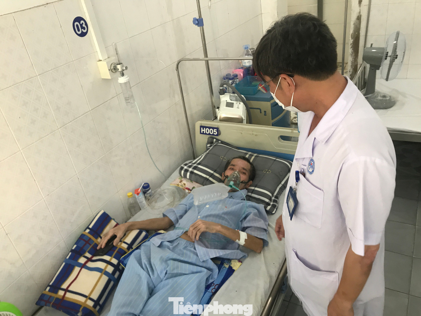 Bệnh nhân Hoàng Văn Sơn nằm một chỗ, thở oxy, sức khỏe yếu.