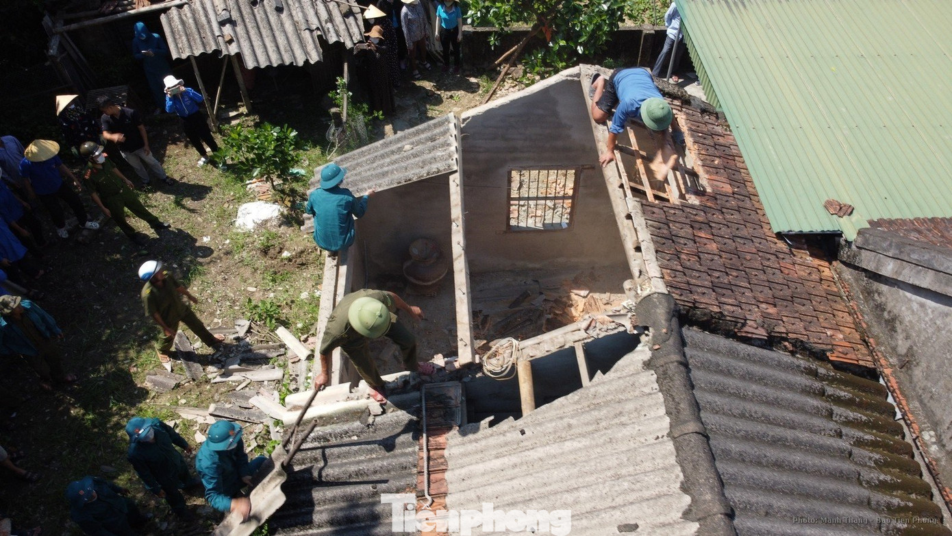 Các lực lượng chức năng phối hợp tháo dỡ căn nhà cũ.